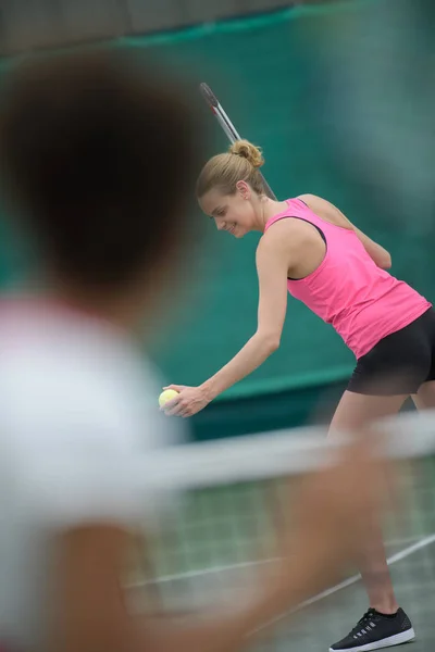 Iki sahada Tenis oynayan kadın — Stok fotoğraf