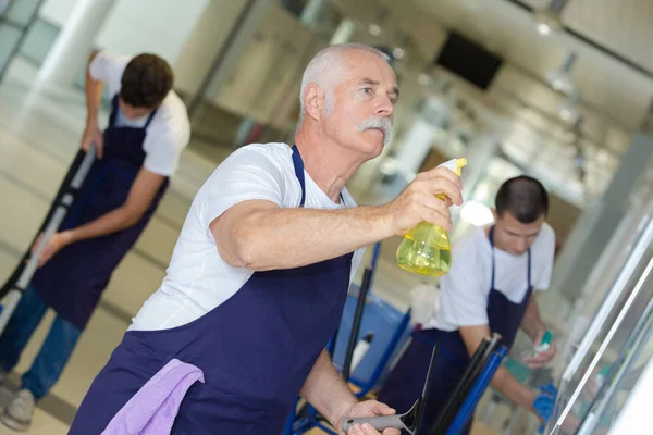 Homem maduro limpeza e sênior — Fotografia de Stock