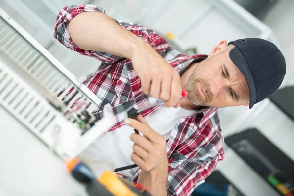 Ingenjören reparerar en enhet — Stockfoto
