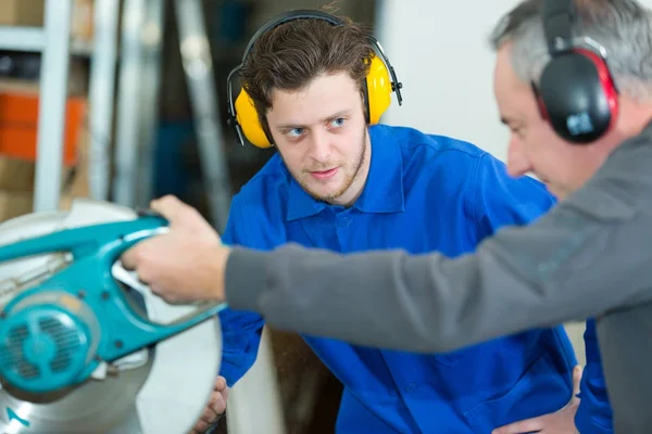 Lärare med student i metallurgi verkstad — Stockfoto