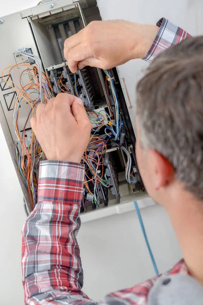 Elektricien aansluiten draden in vak — Stockfoto