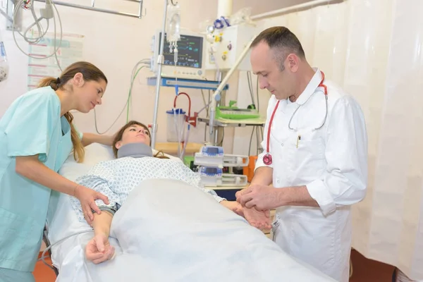 Médecin et infirmière en interaction dans la chambre d'hôpital — Photo