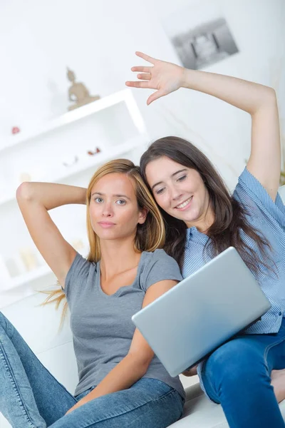 Två glada vänner skrattar titta på media i en bärbar dator — Stockfoto