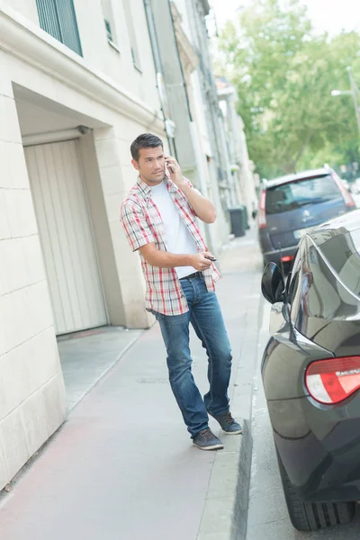 Man on street approaching his car — Stock Photo, Image