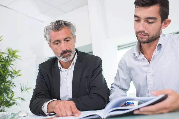 Zwei Verhandlungspartner und Geschäftspartner — Stockfoto