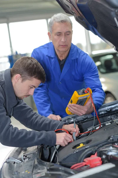 Mechanik a učeň pracuje na auto — Stock fotografie