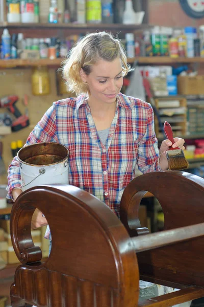 Női carpenter a woodshop dolgozik, és mosolyogva — Stock Fotó