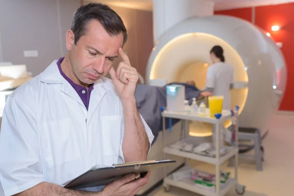 Доктор проводит МРТ мозга — стоковое фото