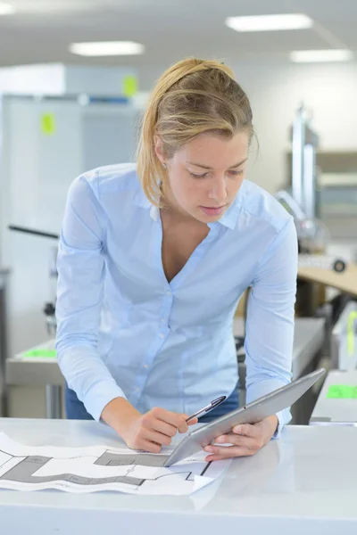 Mulher de negócios usando tablet para planejamento — Fotografia de Stock