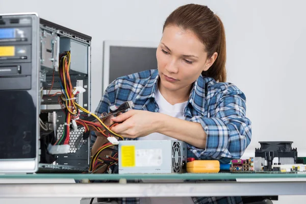 Technicus tot vaststelling van de kabel in de serverruimte — Stockfoto