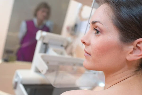 Woman in classroom and classrom — Stock Photo, Image