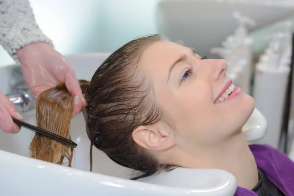 Parrucchiere lavaggio e pettinatura dei capelli del cliente — Foto Stock