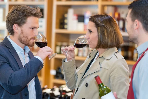 Paar geht zur Weinprobe — Stockfoto