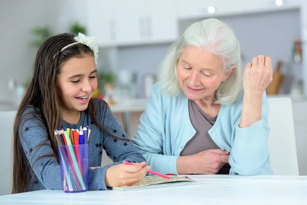 Бабушка и внучка рисуют — стоковое фото