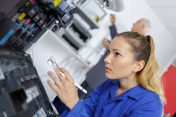 Красивая женщина профессиональный ремонтник проверяет неисправность принтера — стоковое фото