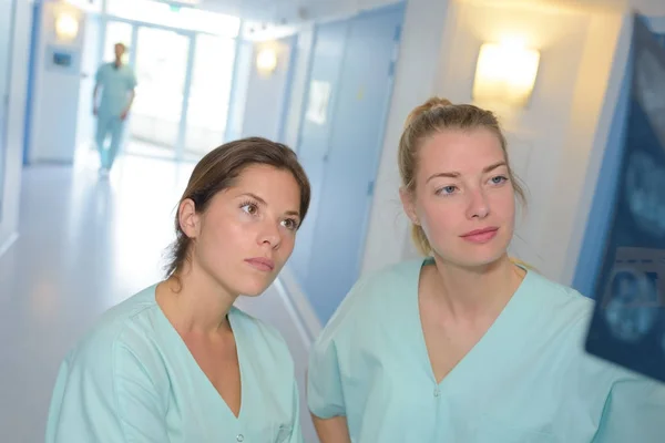 Krankenschwestern analysieren Röntgenbilder und Krankenschwester — Stockfoto