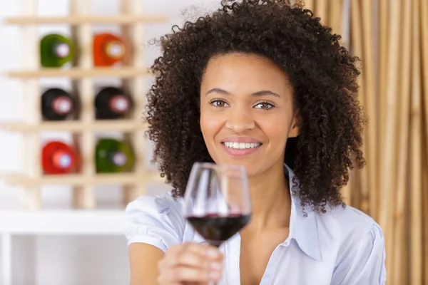 Szép nő, egy pohár vörös bor — Stock Fotó