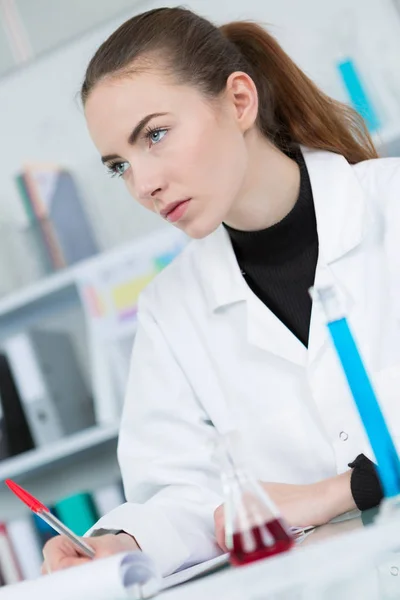 Médico tomar notas durante a experiência — Fotografia de Stock