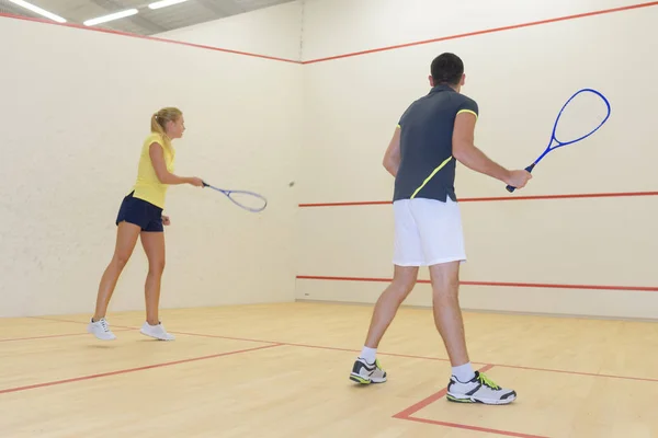 Paar spielt Squash und Squash — Stockfoto