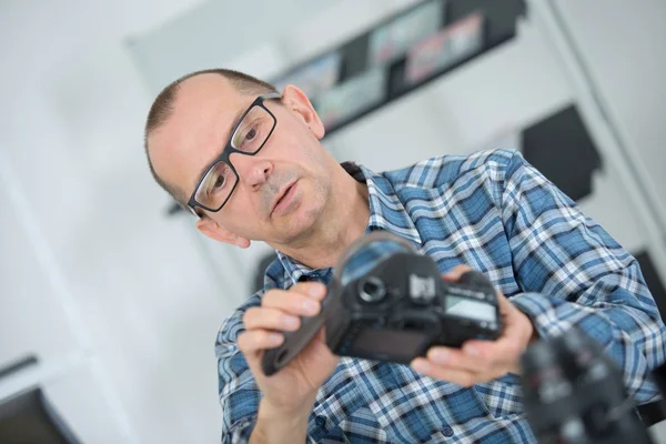 Mann repariert oder repariert eine Kamera — Stockfoto