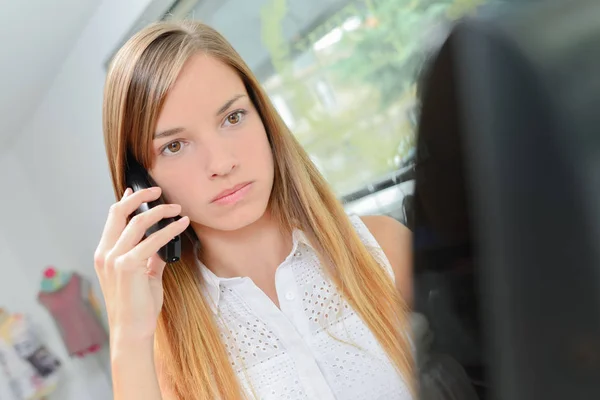 Junge Verkäuferin und Verkäuferin — Stockfoto