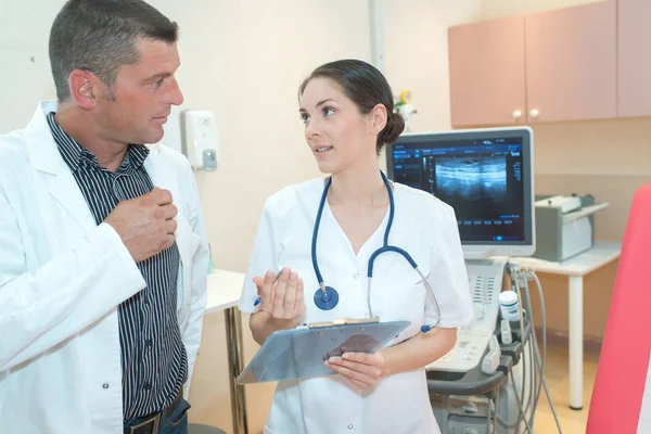 Médico masculino e enfermeira no corredor hospitalar — Fotografia de Stock