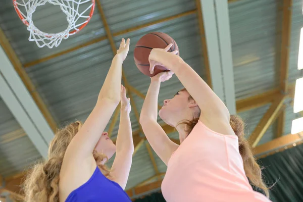 Mujer jugando baloncesto y baloncesto — Foto de Stock