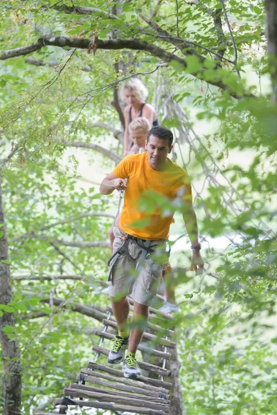 Familie klimmen touw in het avonturenpark — Stockfoto