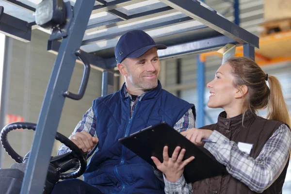 Forklift kontrol listesindeki lojistik deposunda çalışanlar — Stok fotoğraf