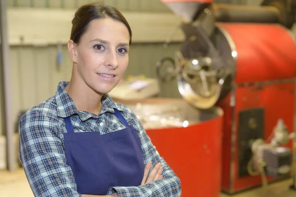Portrét ženy tovární dělník nosí zástěru — Stock fotografie