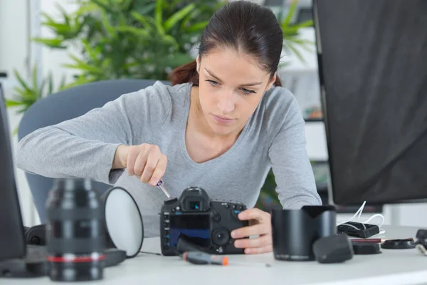 Tecnico donna che ripara macchina fotografica — Foto Stock