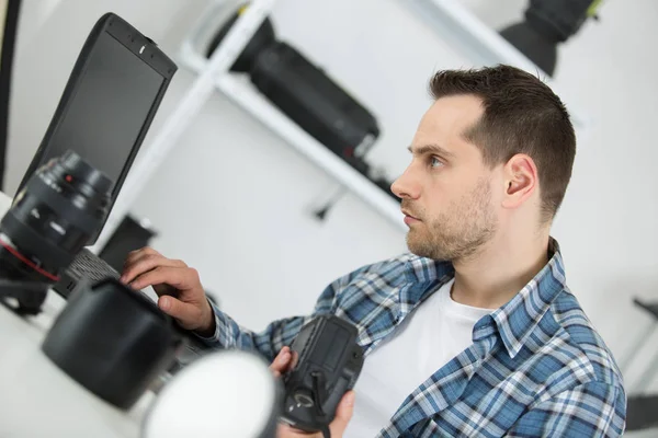 Professional photographer checking laptop — Stock Photo, Image