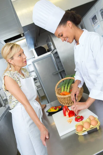 Duas chefs femininas na cozinha gastronômica — Fotografia de Stock