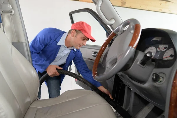 Homem é hoovering ou limpeza do carro — Fotografia de Stock