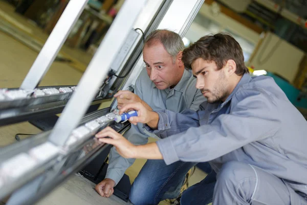 Inspecting the frames and mechanic — Stock Photo, Image