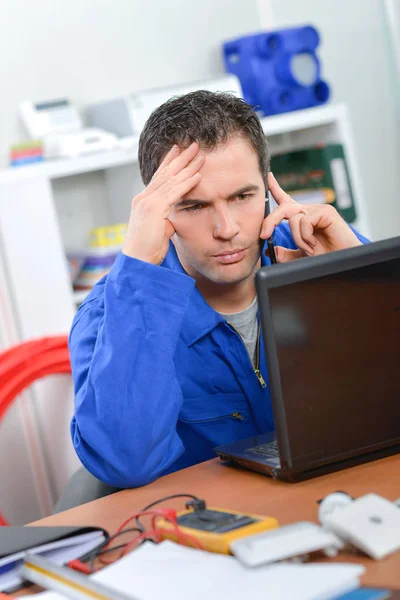 Handwerker arbeitet mit seinem Computer — Stockfoto