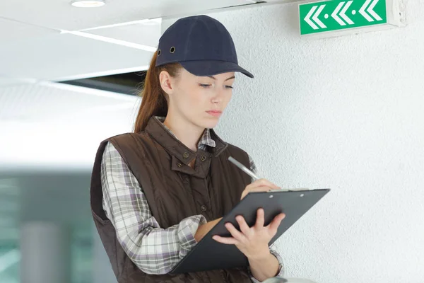 Woman with clipboard and clipboard — Stock Photo, Image