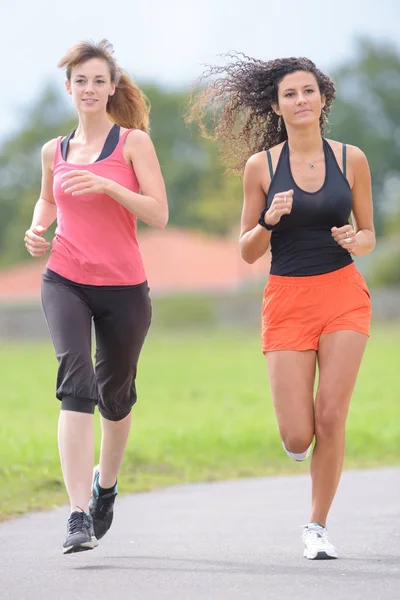 2 つの女性のジョギングと実行 — ストック写真