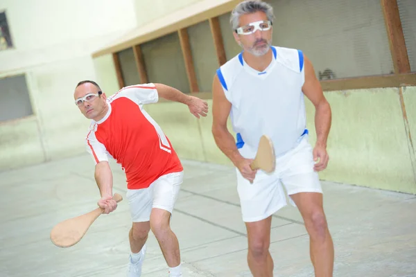 Hombres jugando pala y deporte — Foto de Stock