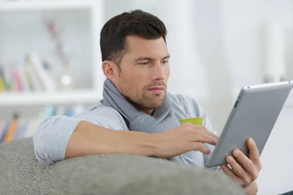 Portrait of adult man in sofa with tablet — Stock Photo, Image