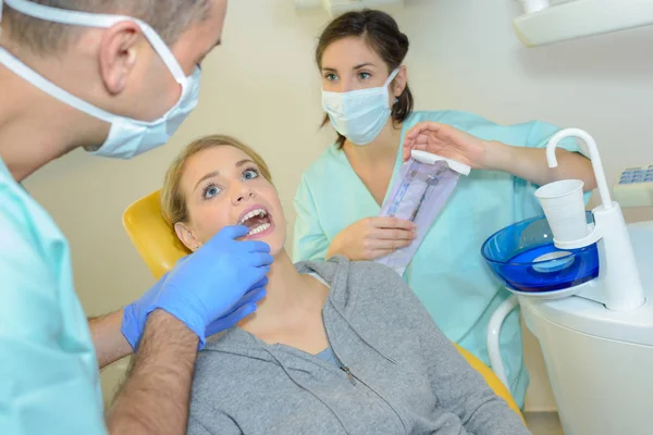 Dentysta utwardzania kobieta pacjenta w gabinecie stomatologicznym — Zdjęcie stockowe