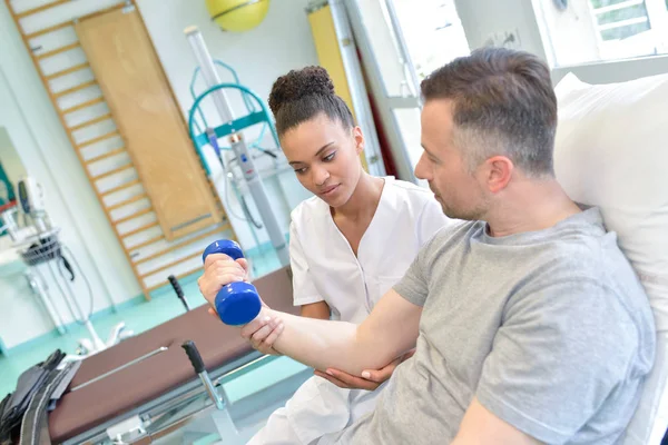 Krankenschwester hilft Patientin beim Sport mit Hanteln — Stockfoto