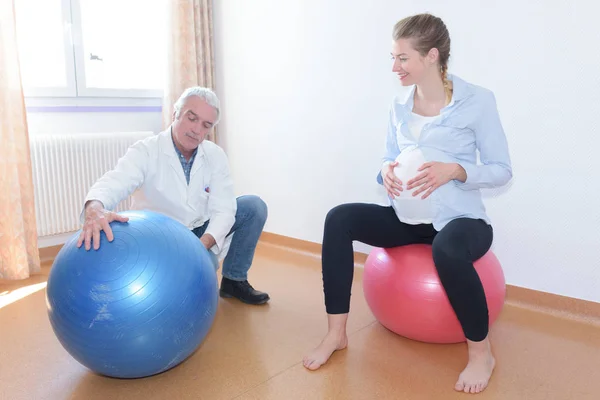 妊娠中、クリニックで呼吸運動ボールの上に座って — ストック写真