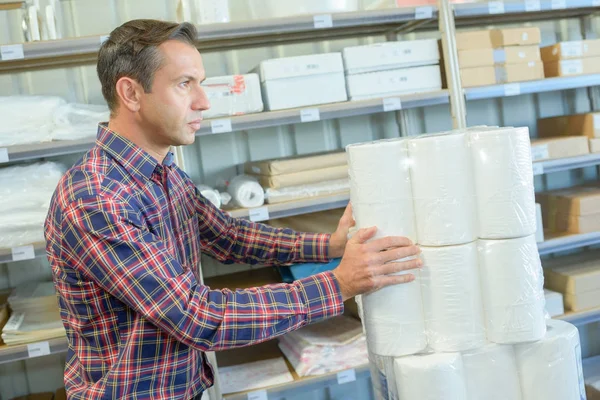 Trabajador de almacén que transporta papel — Foto de Stock