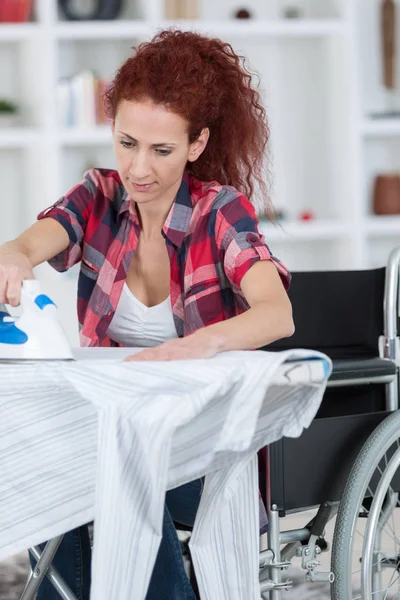 Donna disabile durante la stiratura a casa — Foto Stock