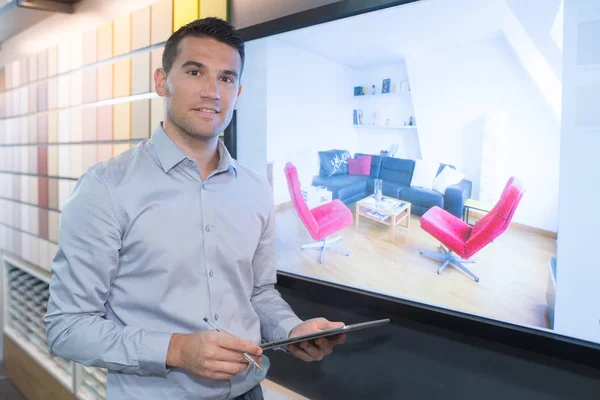 Unga säljaren håller digital tablett i hans butik — Stockfoto