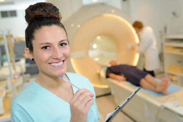 Portret van een gelukkig jong mri verpleegkundige — Stockfoto