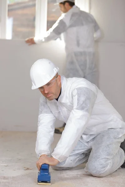 Trabalhador cortando o piso velho — Fotografia de Stock