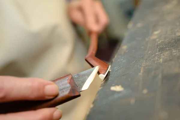 Artist using blade to make bow — Stock Photo, Image