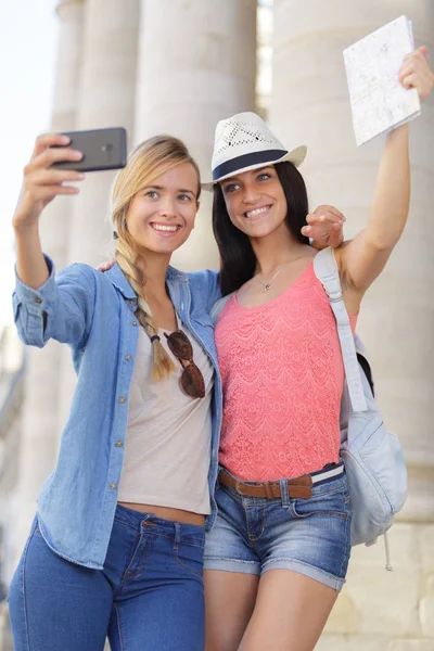 Radosne turystyczne przyjaciółki robiące sobie zdjęcia — Zdjęcie stockowe